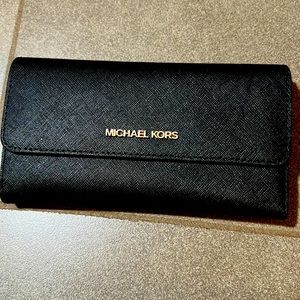 Black wallet - like new! Michael Kors